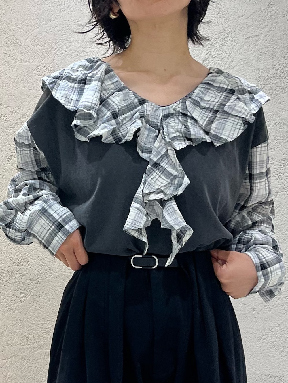 ブラック系のサンダル、グレー系のTシャツ/カットソー、ブラック系のその他パンツを着用したレディースの秋コーディネートの4枚目の写真