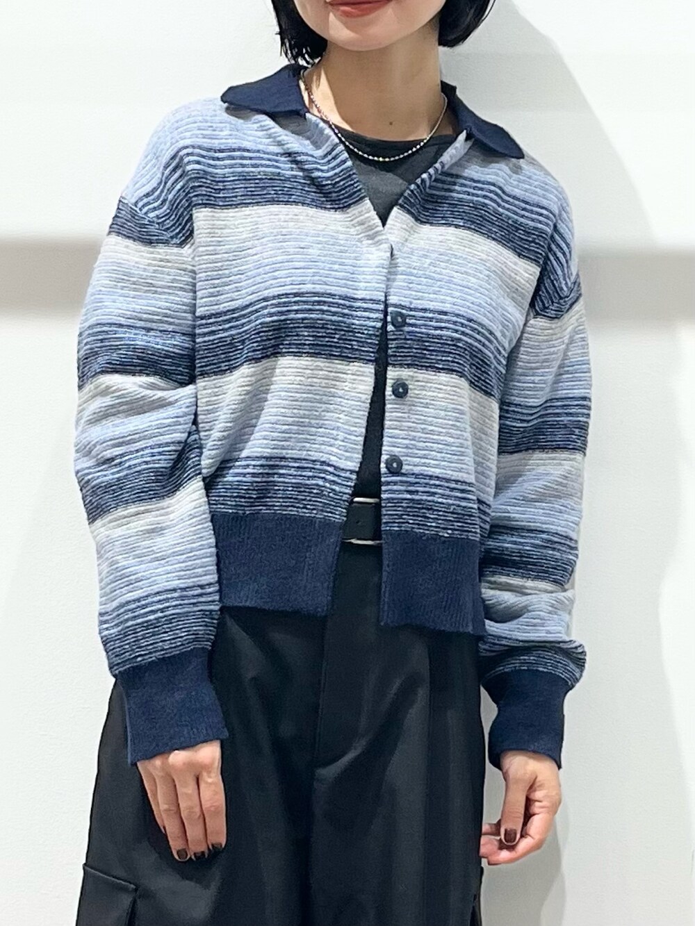 ブルー系のカーディガン/ボレロ、ブラック系のその他パンツ、ブラック系のその他シューズを着用したレディースの秋コーディネートの4枚目の写真