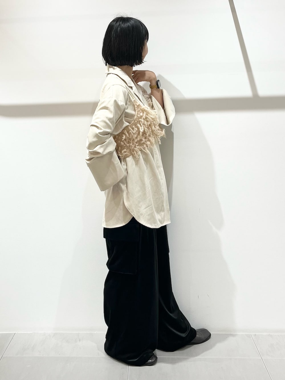 ベージュ系のその他トップス、ホワイト系のシャツ/ブラウス、ブラック系のその他パンツを着用したレディースの秋コーディネートの2枚目の写真