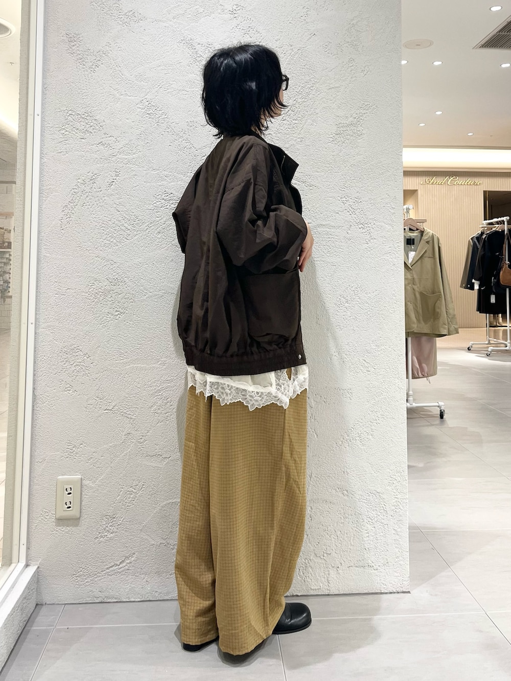ブラック系のサンダル、イエロー系のその他パンツ、ブラウン系のナイロンジャケットを着用したレディースの秋コーディネートの4枚目の写真