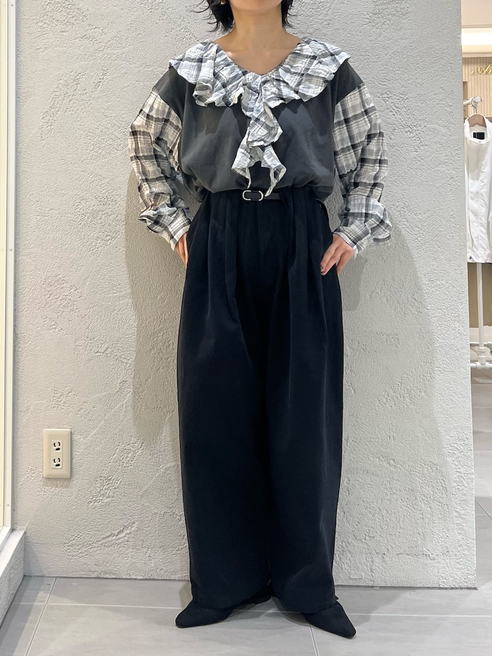 ブラック系のサンダル、グレー系のTシャツ/カットソー、ブラック系のその他パンツを着用したレディースの秋コーディネートの8枚目の写真