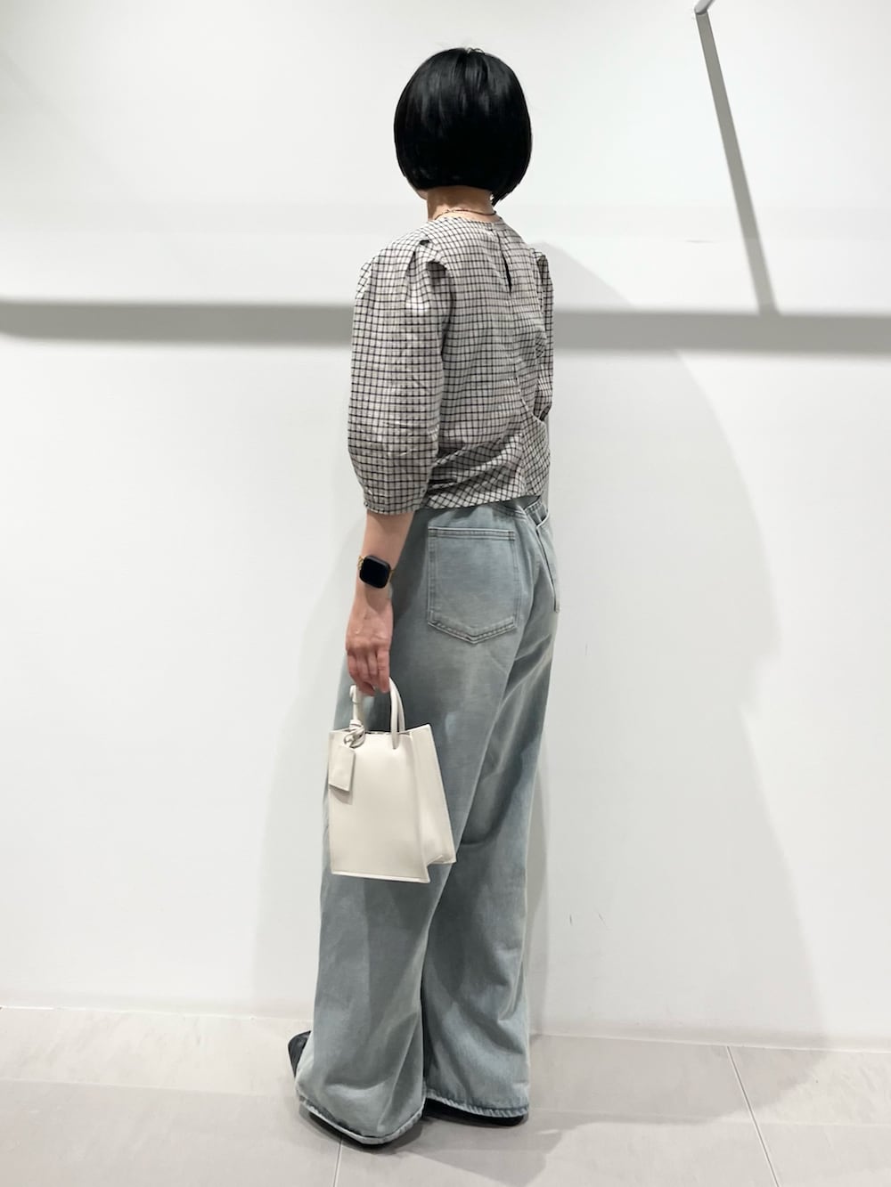 ベージュ系のシャツ/ブラウス、ブルー系のデニムパンツ、ブラック系のその他シューズを着用したレディースの春コーディネートの2枚目の写真