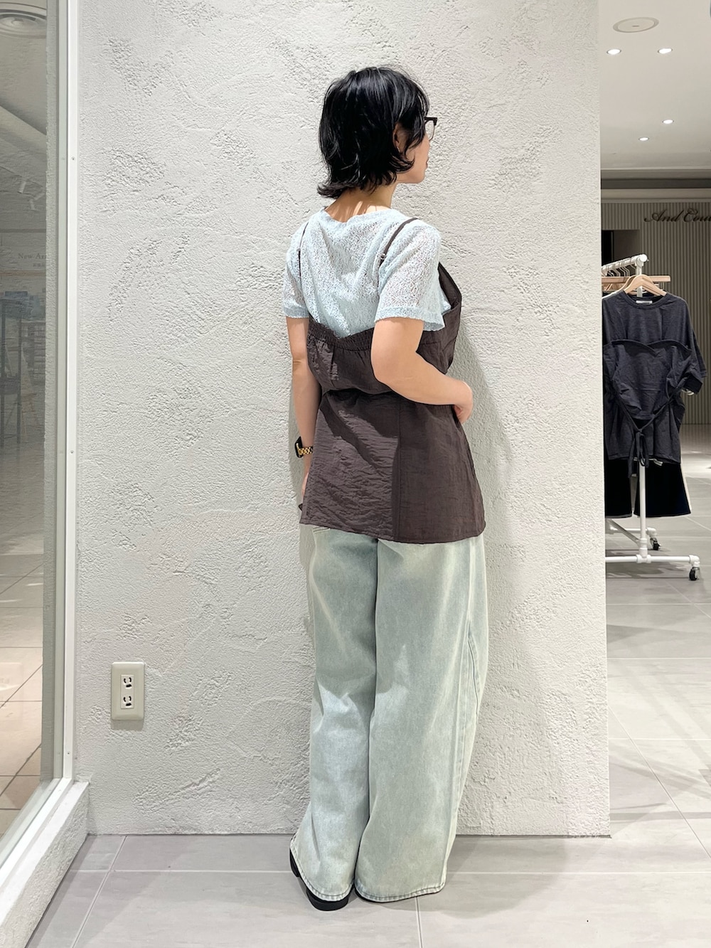 ブラック系のサンダル、ブルー系のデニムパンツ、ブルー系のTシャツ/カットソーを着用したレディースの夏コーディネートの3枚目の写真