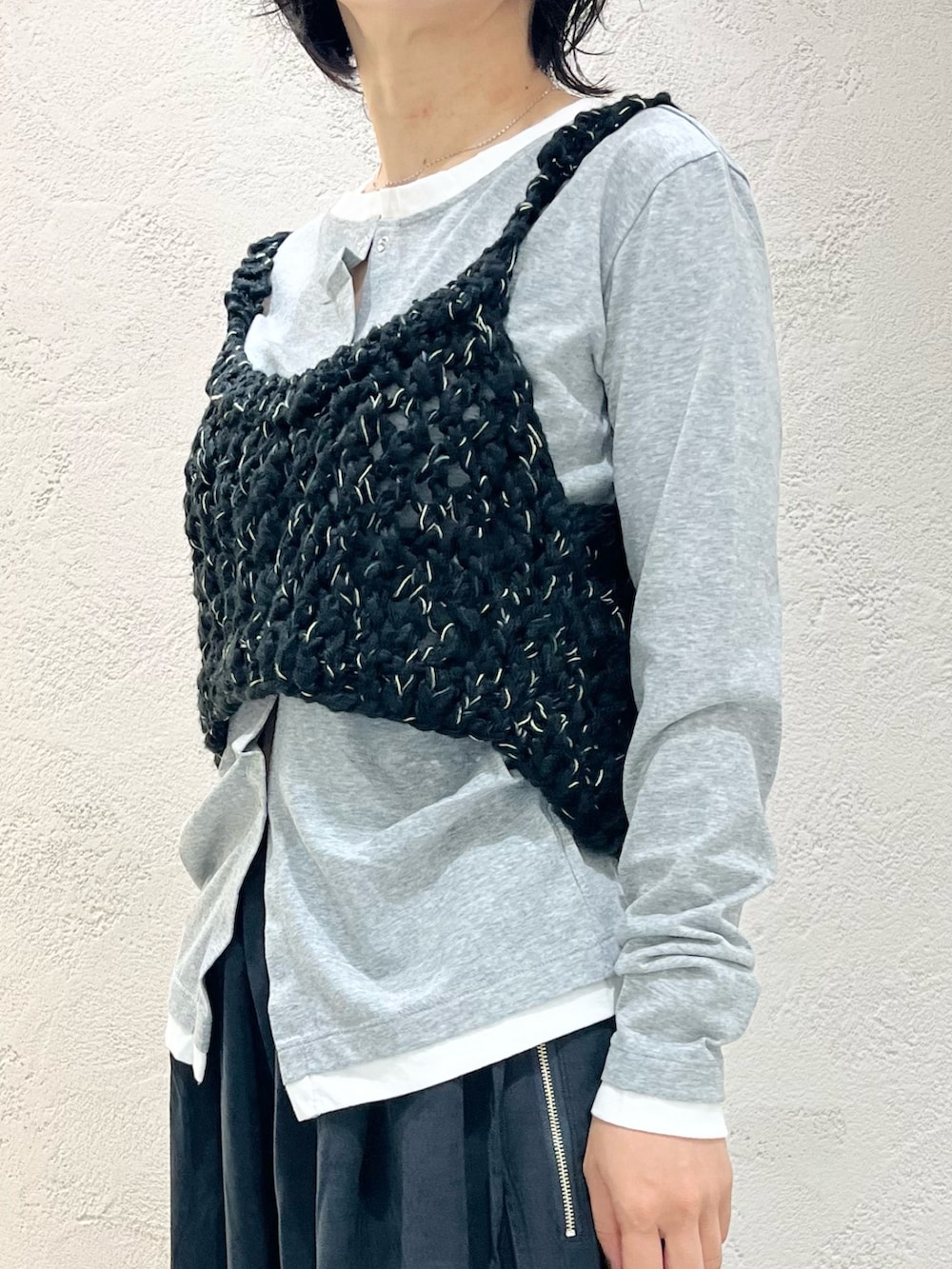 グレー系のTシャツ/カットソー、ブラック系のニット/セーター、グレー系のその他パンツを着用したレディースの秋コーディネートの6枚目の写真