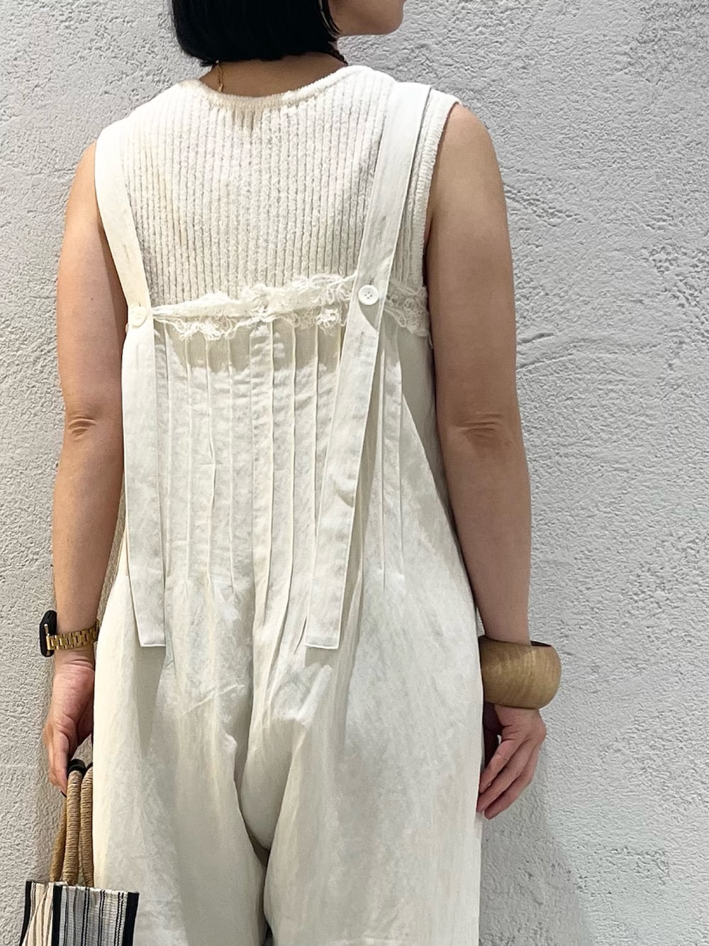 ホワイト系のその他パンツ、ブラック系のトートバッグ、ブラック系のサンダルを着用したレディースの夏コーディネートの5枚目の写真