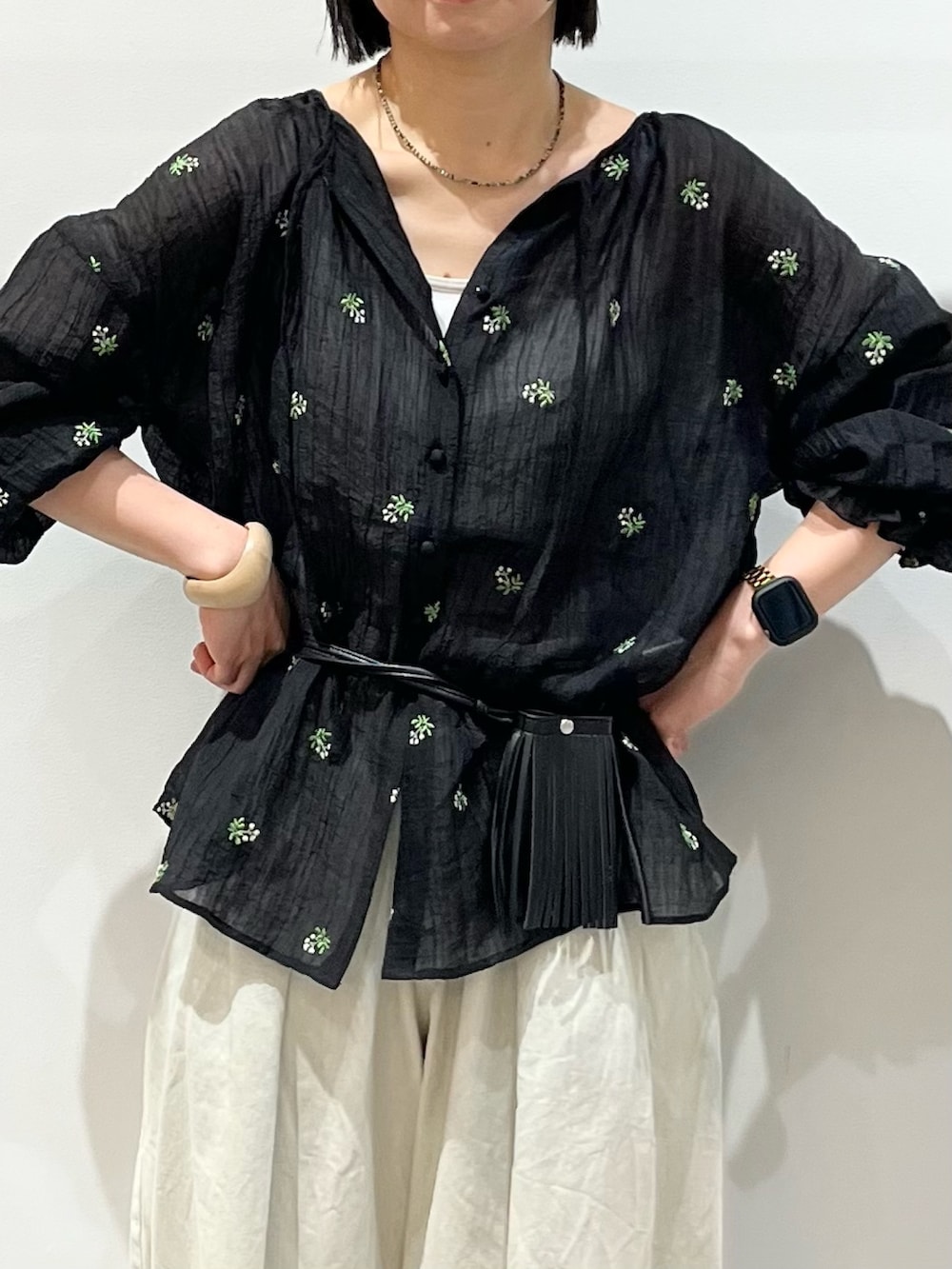 ブラック系のシャツ/ブラウス、ホワイト系のその他パンツ、ブラック系のその他シューズを着用したレディースの春コーディネートの5枚目の写真