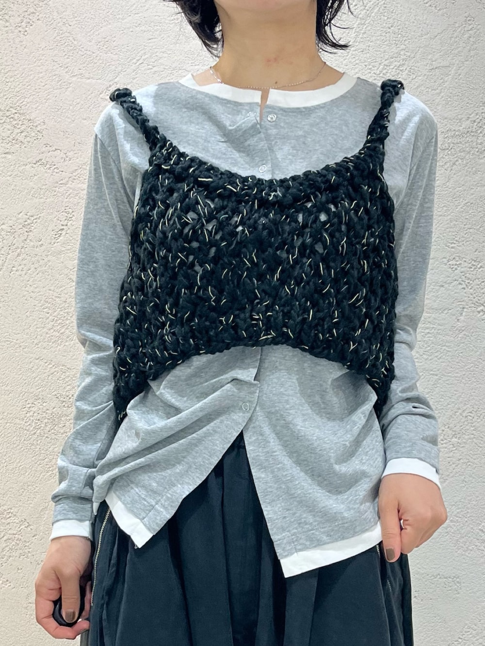 グレー系のTシャツ/カットソー、ブラック系のニット/セーター、グレー系のその他パンツを着用したレディースの秋コーディネートの5枚目の写真