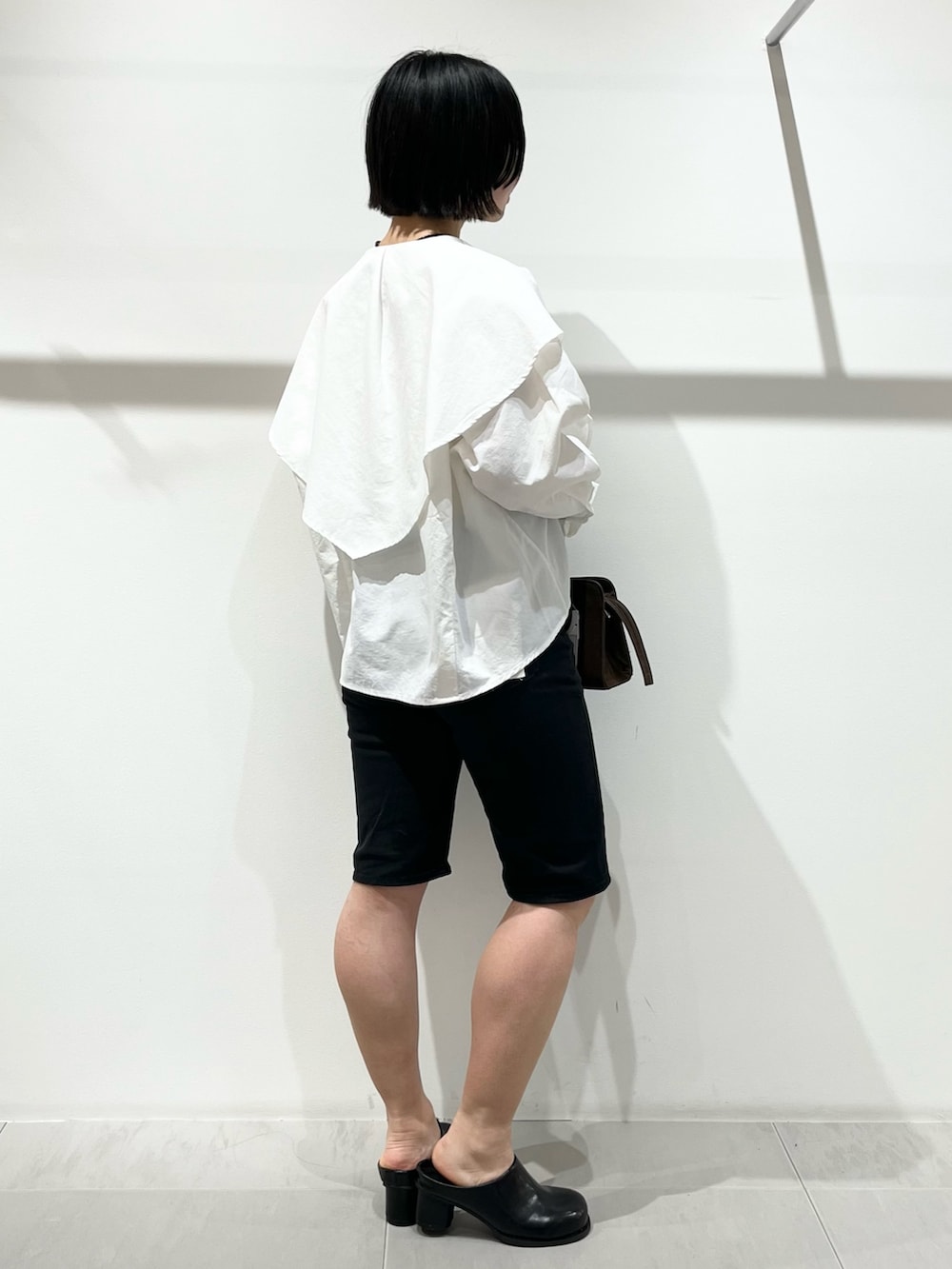 ホワイト系のシャツ/ブラウス、ブラック系のその他パンツ、ブラック系のサンダルを着用したレディースの冬コーディネートの5枚目の写真