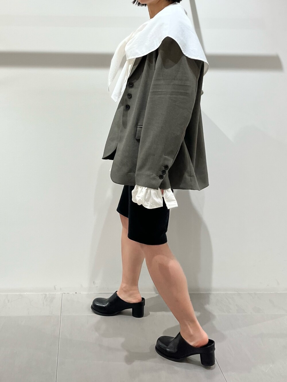 ホワイト系のシャツ/ブラウス、ブラック系のその他パンツ、ブラック系のサンダルを着用したレディースの冬コーディネートの8枚目の写真