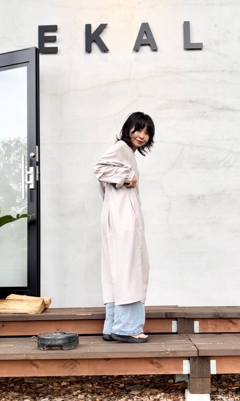 グレー系のワンピース、ブラック系のサンダルを着用したレディースの夏コーディネートの3枚目の写真