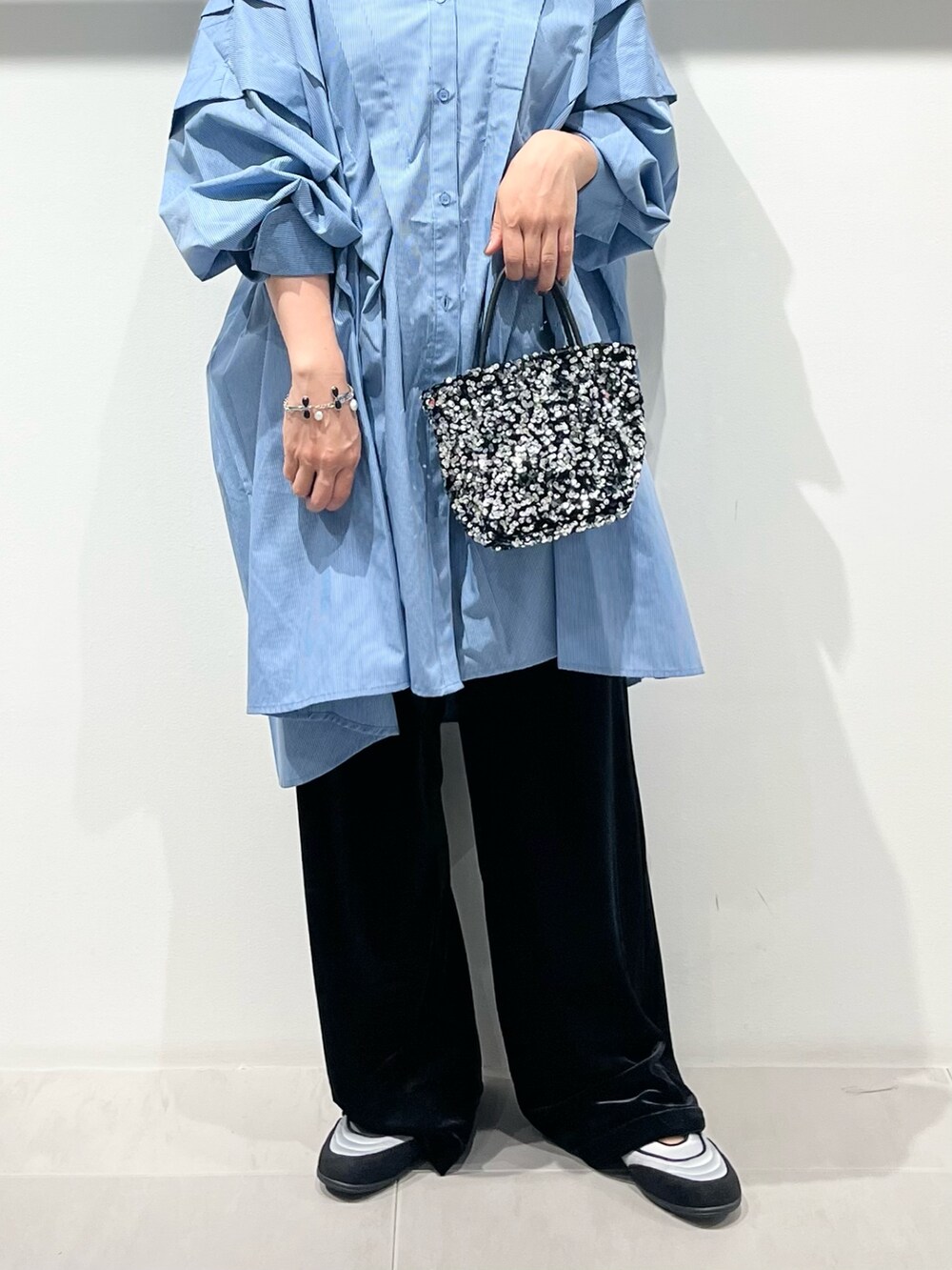 シルバー系のショルダーバッグ、ブラック系のその他パンツ、グレー系のスニーカーを着用したレディースの夏コーディネートの8枚目の写真