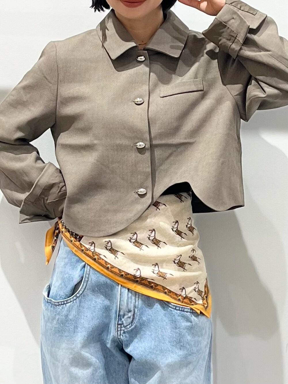 ブルー系のデニムパンツ、ブラック系のその他シューズ、ベージュ系のその他アウターを着用したレディースの秋コーディネートの5枚目の写真