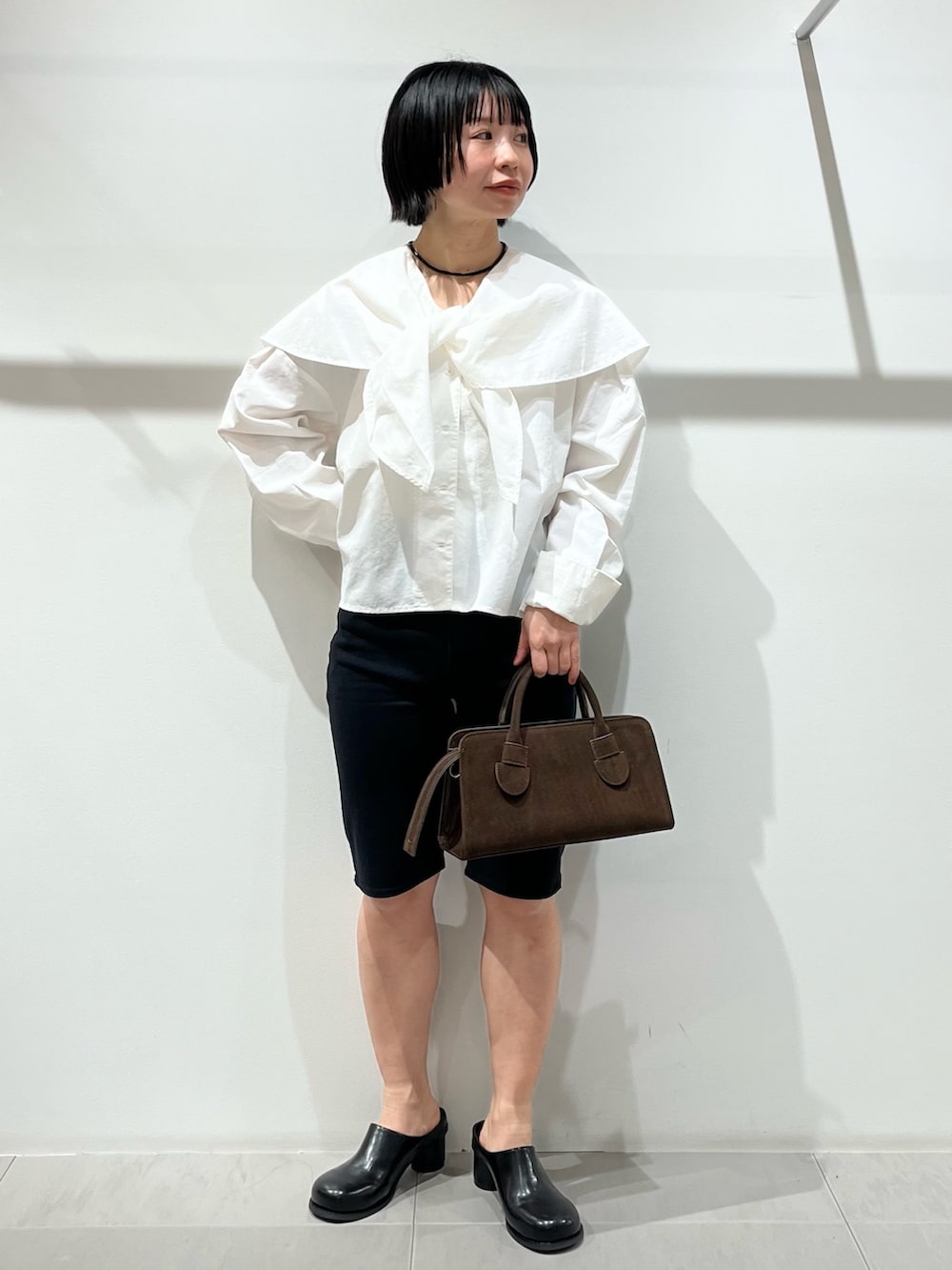 ホワイト系のシャツ/ブラウス、ブラック系のその他パンツ、ブラック系のサンダルを着用したレディースの冬コーディネートの2枚目の写真