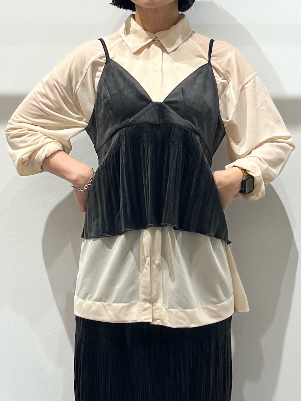 ブラック系のブーツ、ブラウン系のワンピース、ベージュ系のシャツ/ブラウスを着用したレディースの秋コーディネートの5枚目の写真