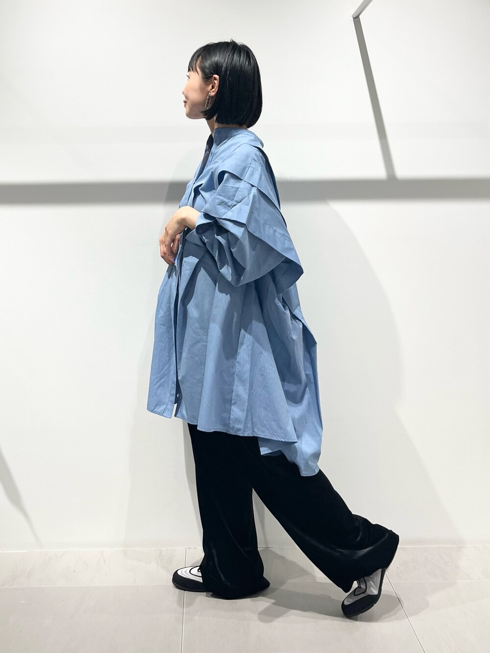 シルバー系のショルダーバッグ、ブラック系のその他パンツ、グレー系のスニーカーを着用したレディースの夏コーディネートの2枚目の写真