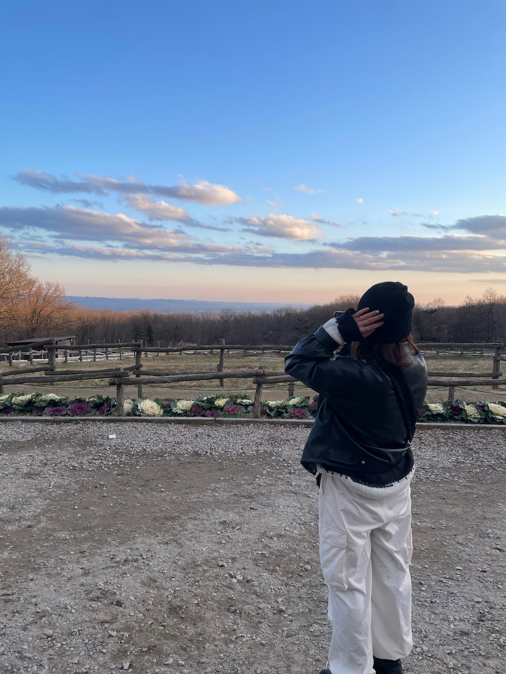 その他のニット/セーター、ホワイト系のカーゴパンツ、ブラック系のブルゾンを着用したレディースの春コーディネートの2枚目の写真