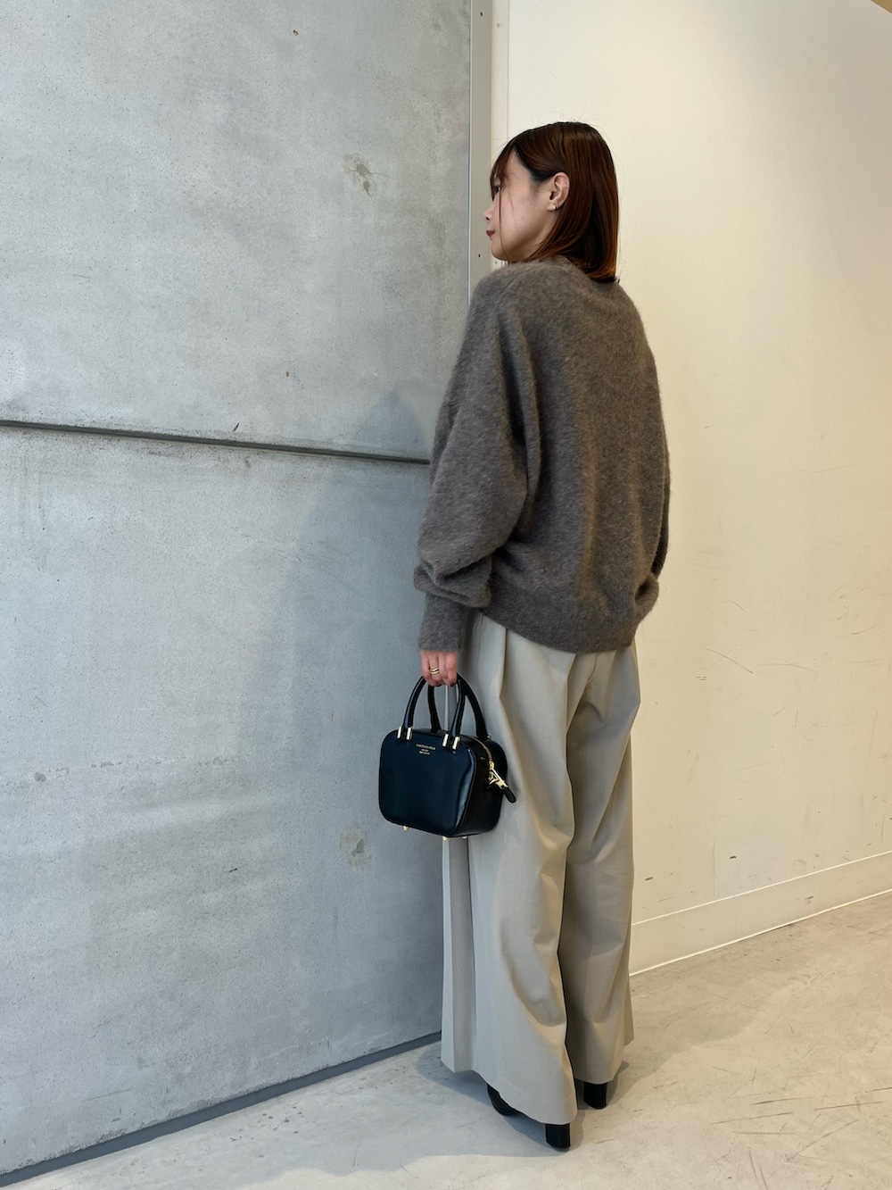 ブラウン系のニット/セーター、ベージュ系のその他パンツ、ブラック系のショルダーバッグを着用したレディースの秋コーディネートの4枚目の写真