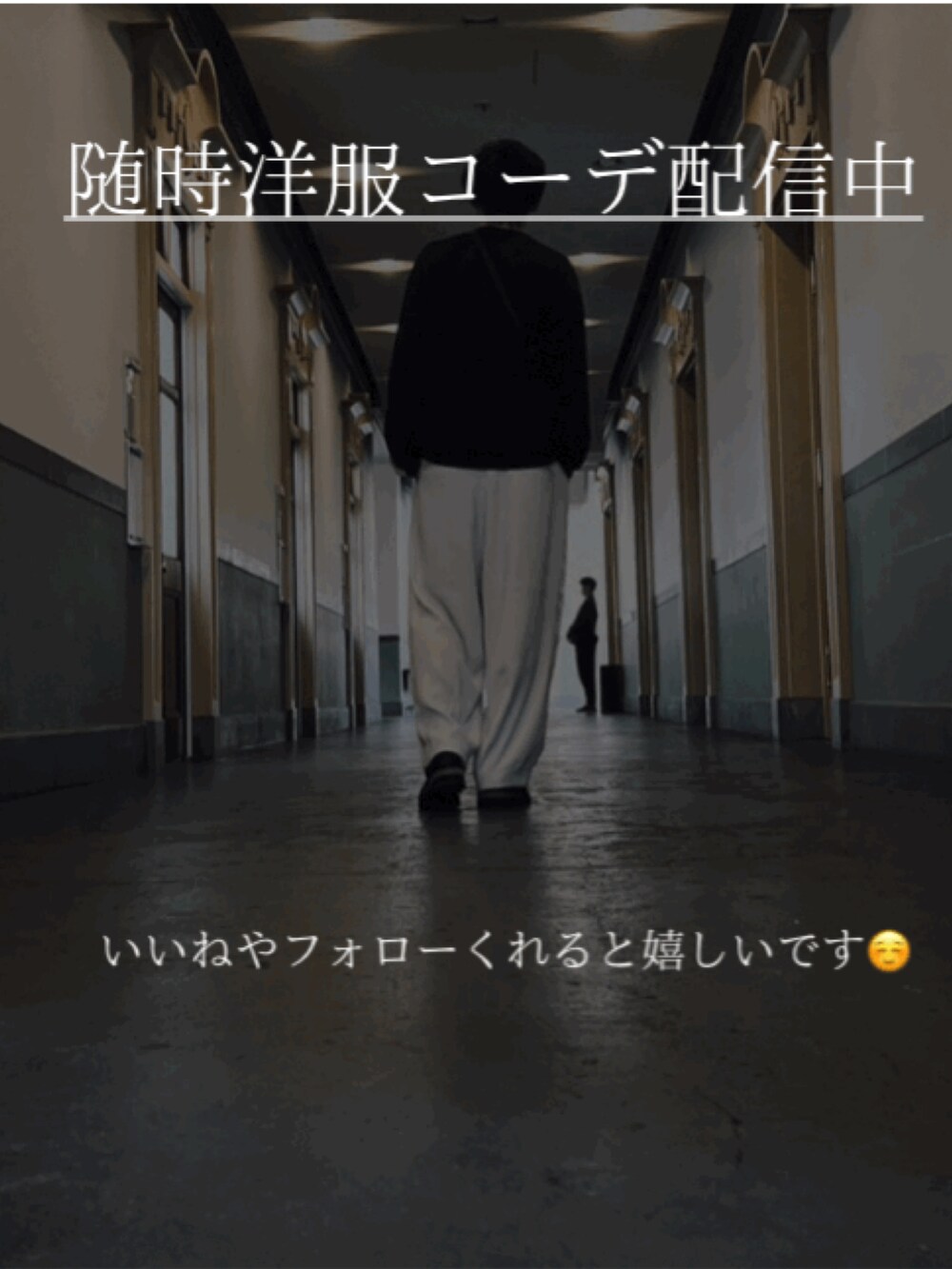 ブラック系のデニムジャケット、ブラック系のカーゴパンツ、ブラック系のスニーカーを着用したメンズの秋コーディネートの4枚目の写真