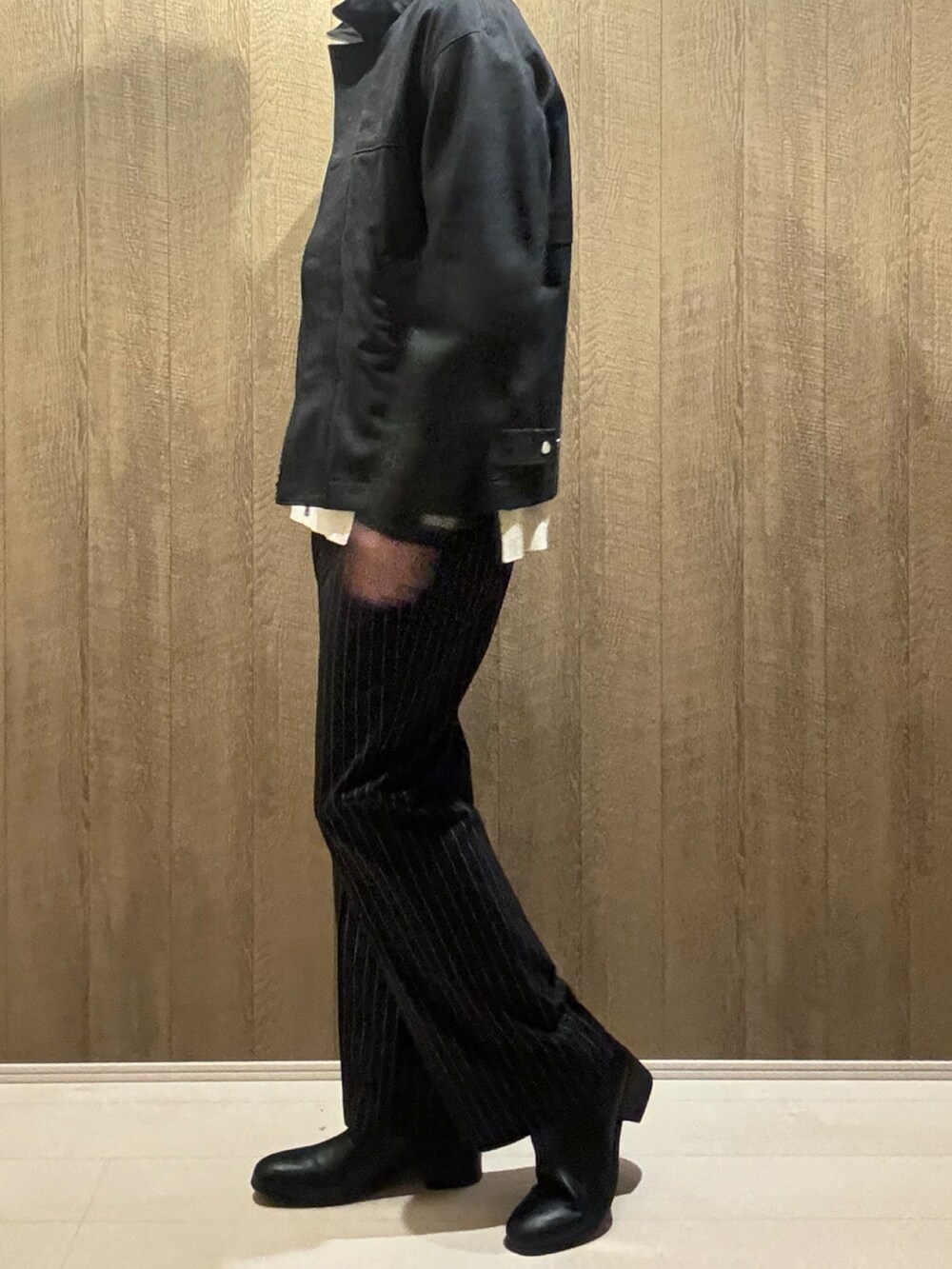 ブラック系のその他パンツ、ブラック系のデニムジャケット、ホワイト系のニット/セーターを着用したメンズの冬コーディネートの2枚目の写真