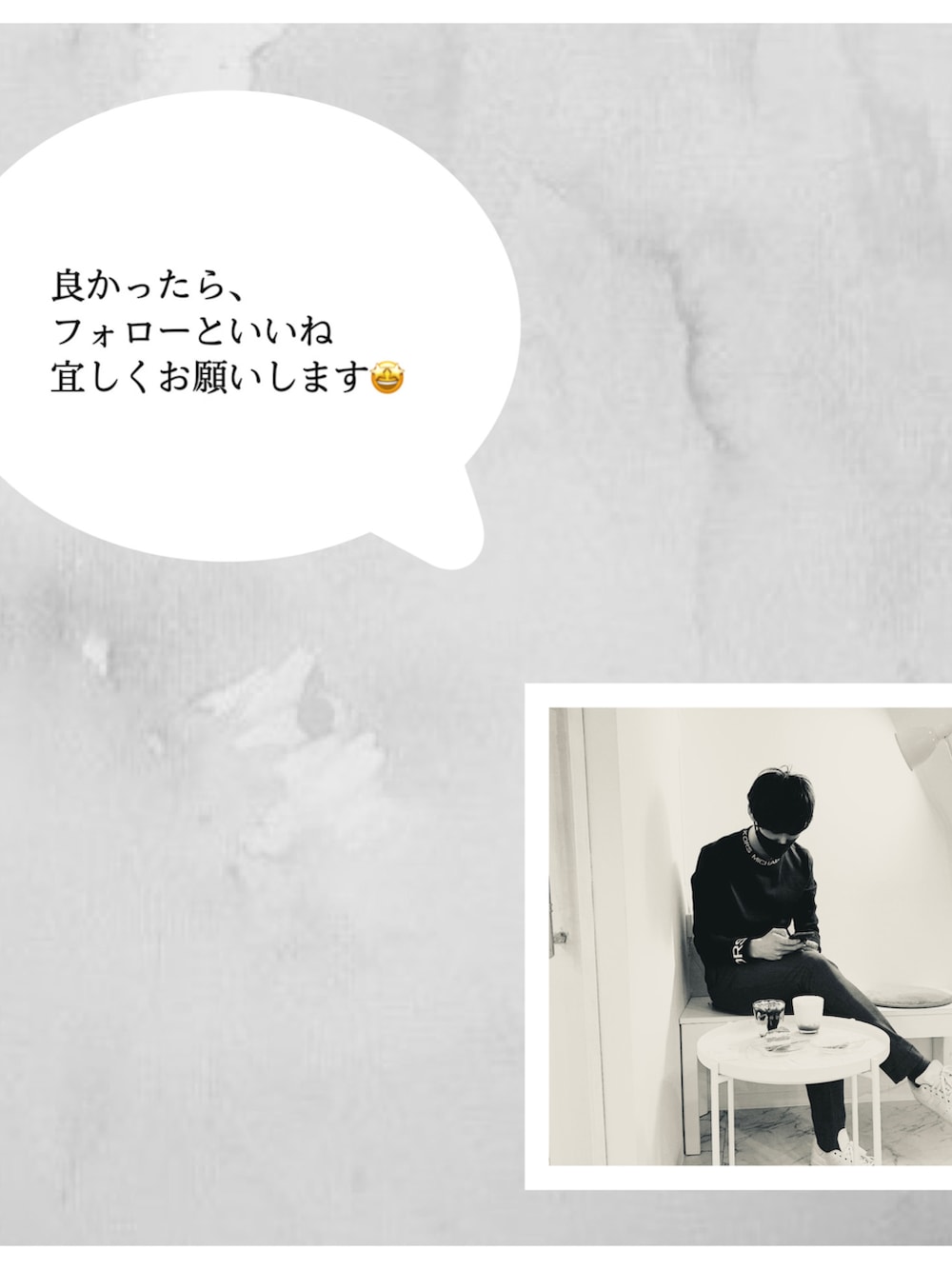 ブラック系のミリタリージャケット、ホワイト系のTシャツ/カットソー、グレー系のスラックスを着用したメンズの春コーディネートの2枚目の写真