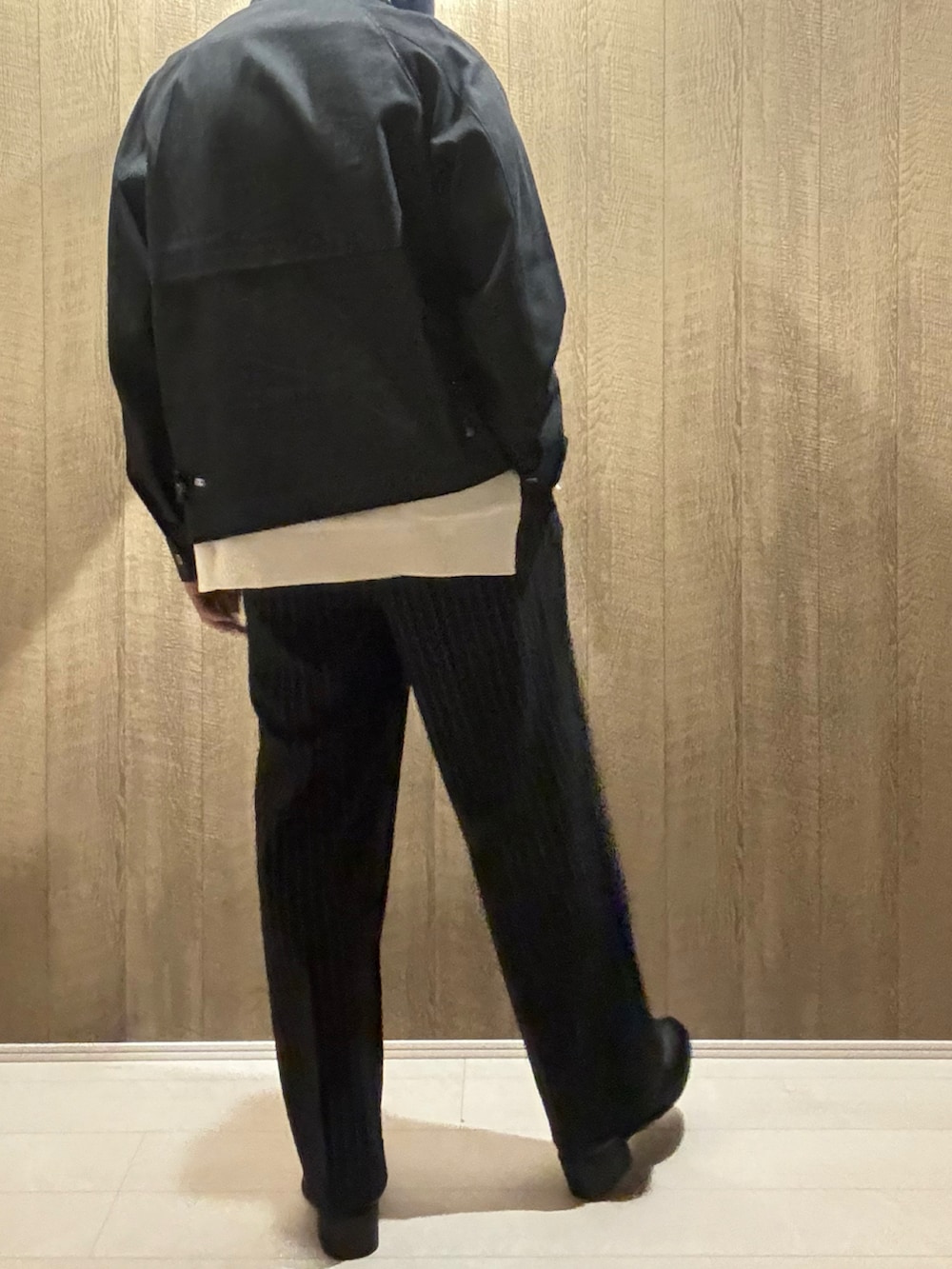 ブラック系のその他パンツ、ブラック系のデニムジャケット、ホワイト系のニット/セーターを着用したメンズの冬コーディネートの3枚目の写真