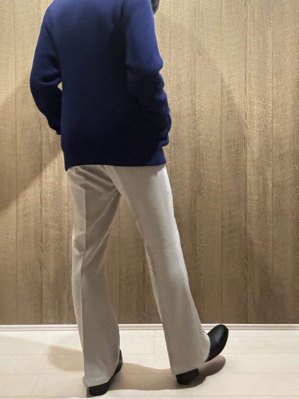 ブルー系のニット/セーター、ブラック系のブーツを着用したメンズの秋コーディネートの3枚目の写真