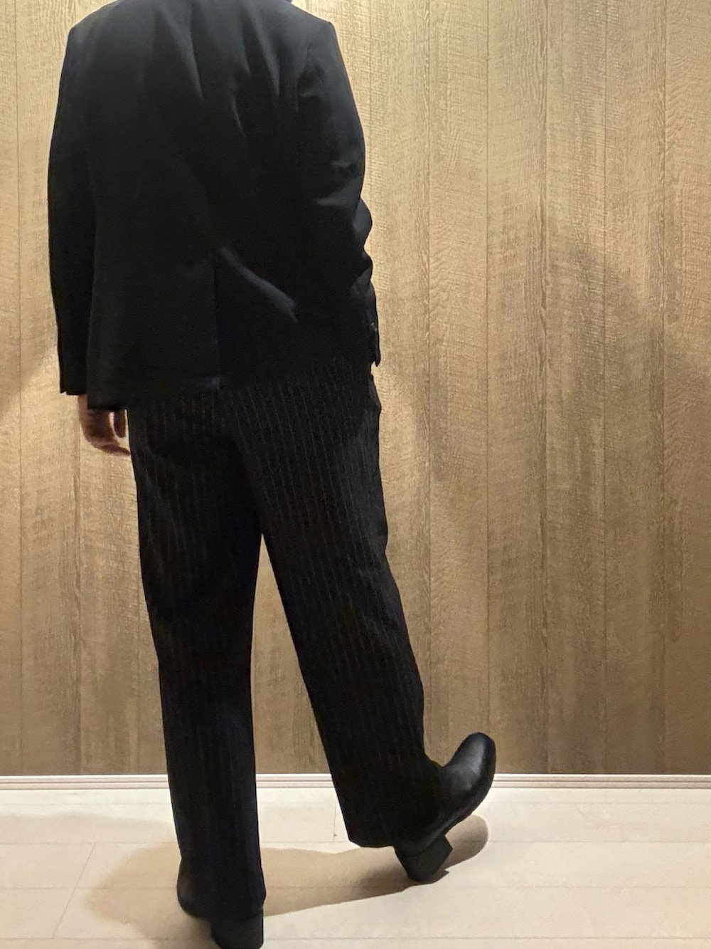 ブラック系のその他パンツ、ブラック系のセットアップ、ホワイト系のTシャツ/カットソーを着用したメンズの秋コーディネートの3枚目の写真