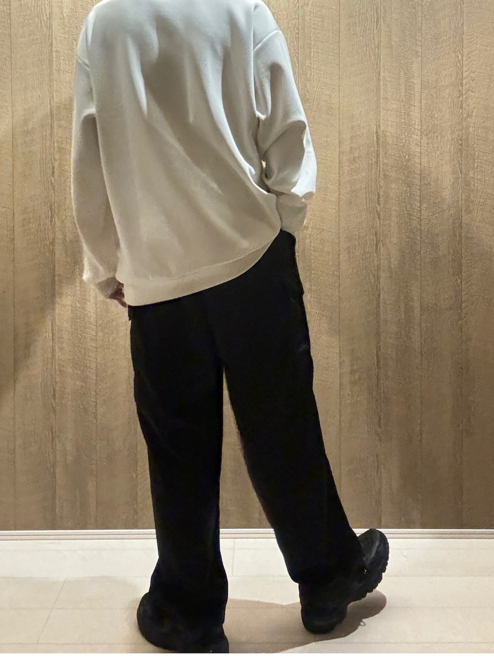 ブラック系のカーゴパンツ、ブラック系のスニーカーを着用したメンズの秋コーディネートの3枚目の写真