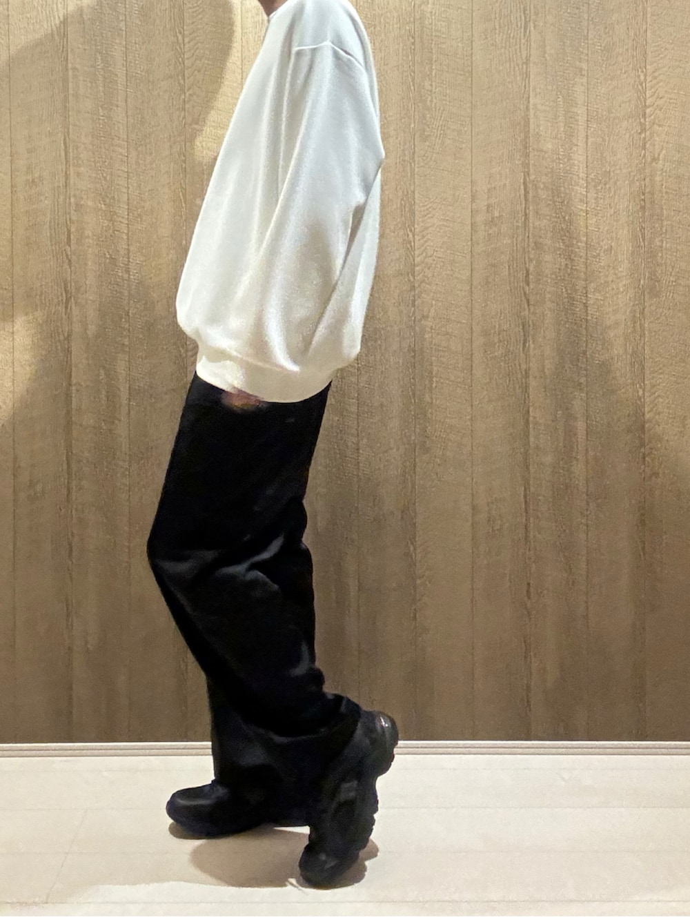 ブラック系のカーゴパンツ、ブラック系のスニーカーを着用したメンズの秋コーディネートの2枚目の写真