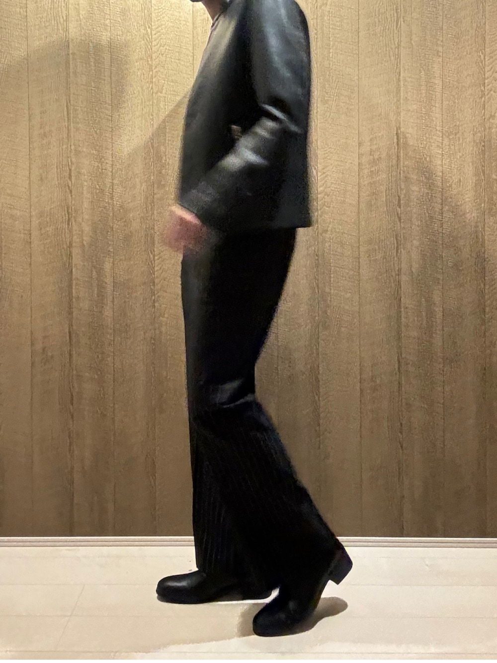 ブラック系のその他パンツ、ブラック系のライダースジャケット、ブラック系のTシャツ/カットソーを着用したメンズの秋コーディネートの2枚目の写真