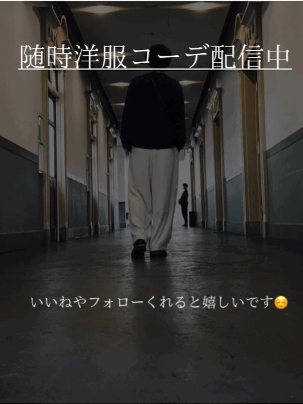 ブラック系のカーゴパンツ、ホワイト系のブルゾン、ブラック系のスニーカーを着用したメンズの冬コーディネートの4枚目の写真