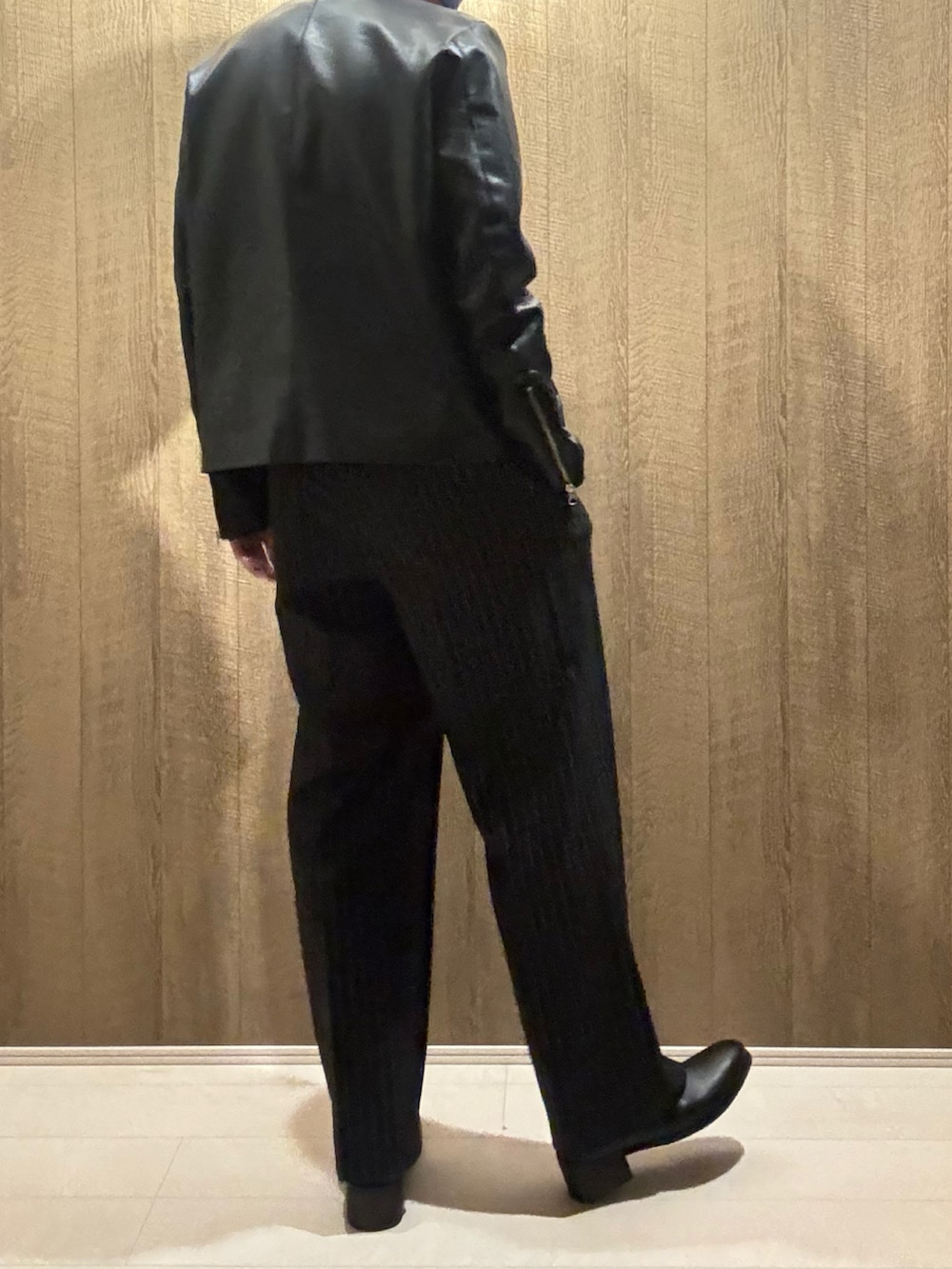 ブラック系のその他パンツ、ブラック系のライダースジャケット、ブラック系のTシャツ/カットソーを着用したメンズの秋コーディネートの3枚目の写真