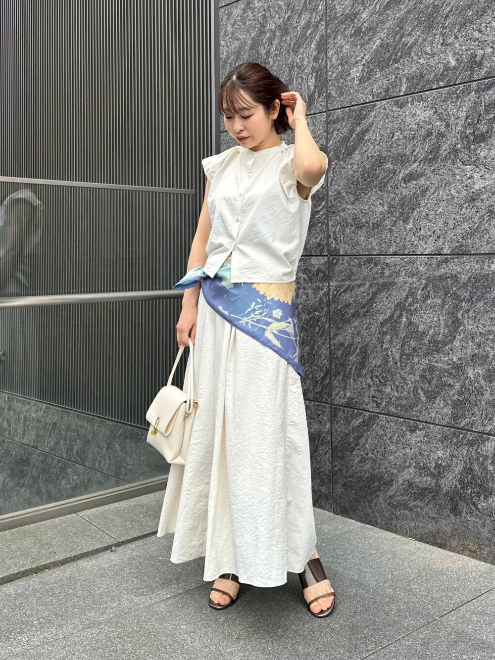 ホワイト系のシャツ/ブラウス、ホワイト系のその他パンツ、ホワイト系のショルダーバッグを着用したレディースの春コーディネートの2枚目の写真