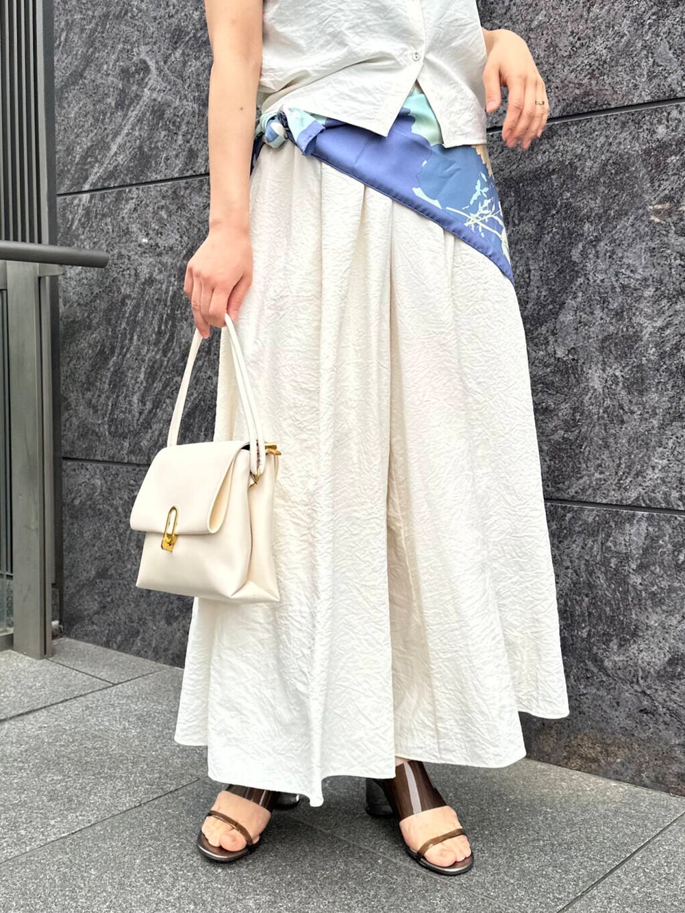 ホワイト系のシャツ/ブラウス、ホワイト系のその他パンツ、ホワイト系のショルダーバッグを着用したレディースの春コーディネートの6枚目の写真
