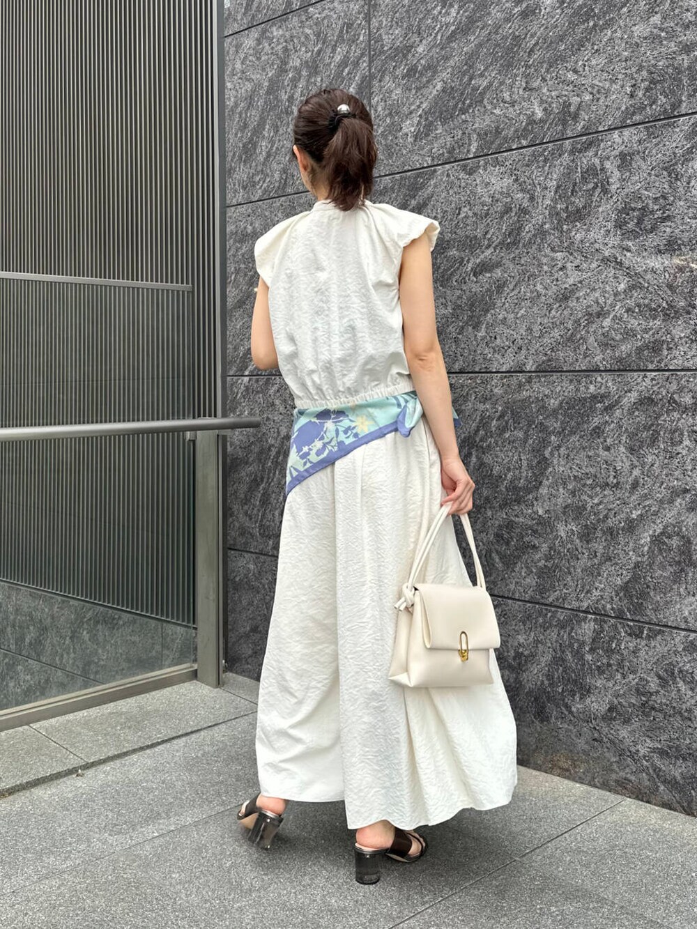 ホワイト系のシャツ/ブラウス、ホワイト系のその他パンツ、ホワイト系のショルダーバッグを着用したレディースの春コーディネートの4枚目の写真