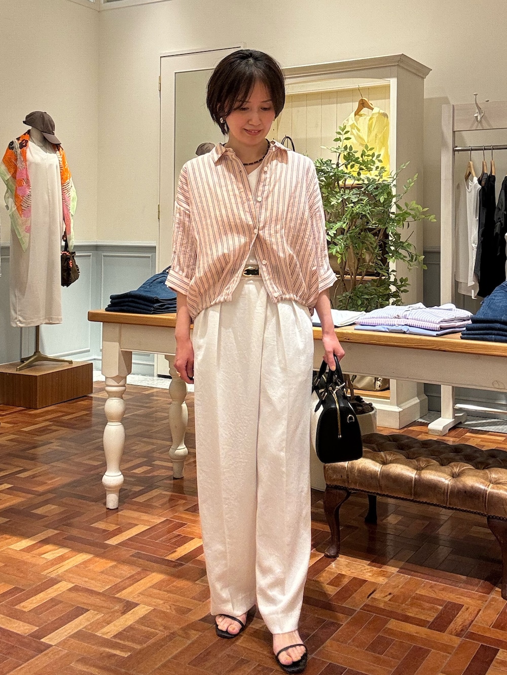 ピンク系のシャツ/ブラウス、ホワイト系のタンクトップ、ホワイト系のその他パンツを着用したレディースの春コーディネートの2枚目の写真