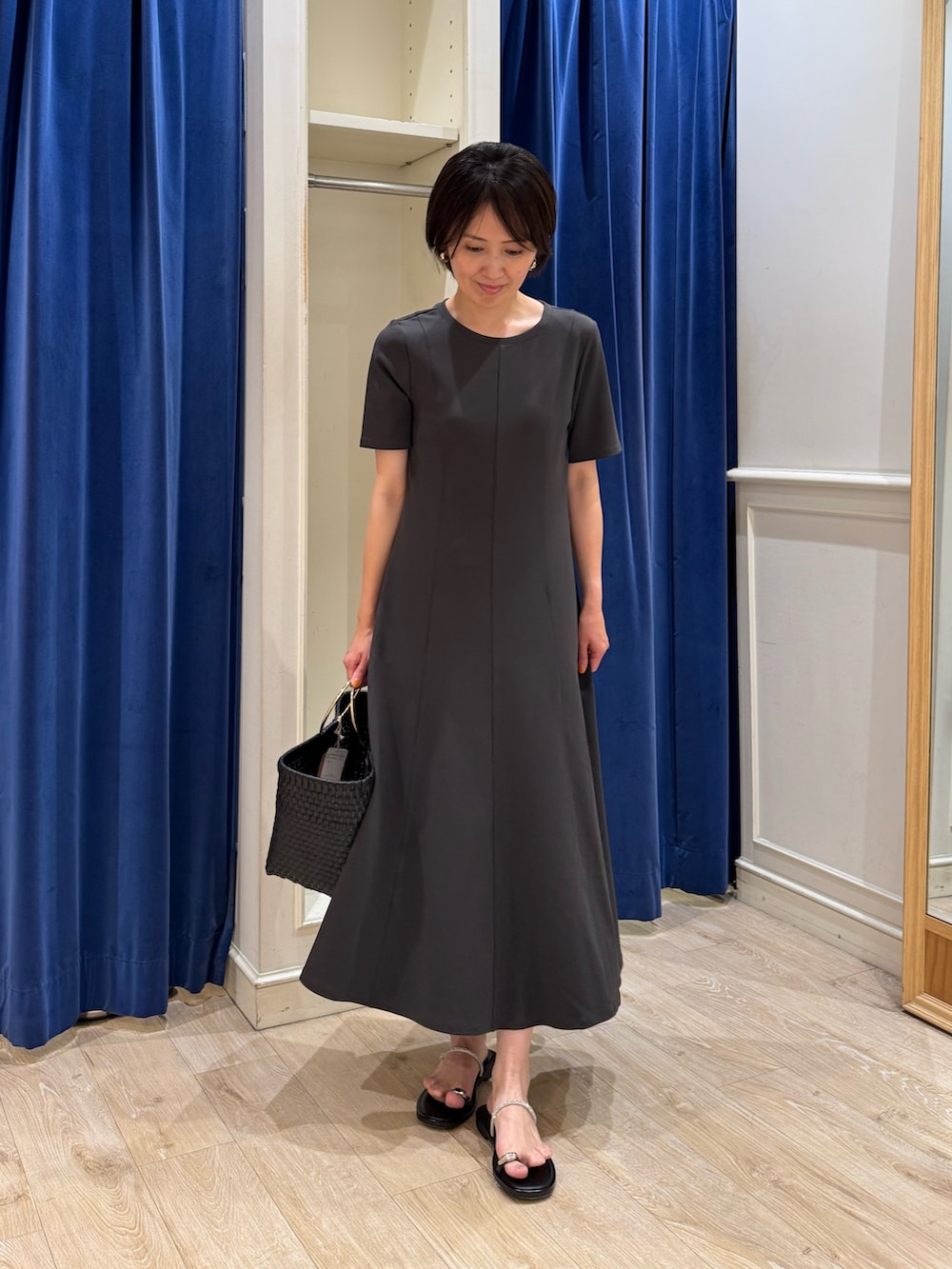 「おでかけコーデ、休日スタイル、モノトーンコーデ、お出かけコーデ、大人コーデ、ワンピースコーデ、ママファッション、155cm」｜「NOLLEY’S Sophiのマルチファンクションフレアワンピース（ワンピース、グレー系）」を使った、suzukumaさん（レディース・155cm）の夏コーディネートの2枚目の写真