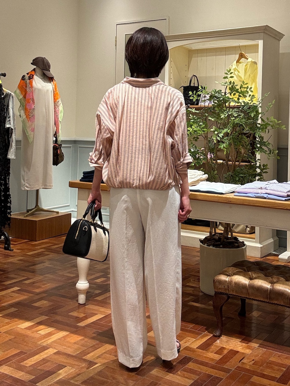 ピンク系のシャツ/ブラウス、ホワイト系のタンクトップ、ホワイト系のその他パンツを着用したレディースの春コーディネートの6枚目の写真