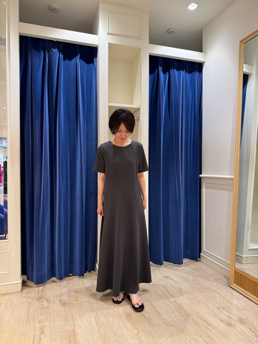 「おでかけコーデ、休日スタイル、モノトーンコーデ、お出かけコーデ、大人コーデ、ワンピースコーデ、ママファッション、155cm」｜「NOLLEY’S Sophiのマルチファンクションフレアワンピース（ワンピース、グレー系）」を使った、suzukumaさん（レディース・155cm）の夏コーディネートの6枚目の写真