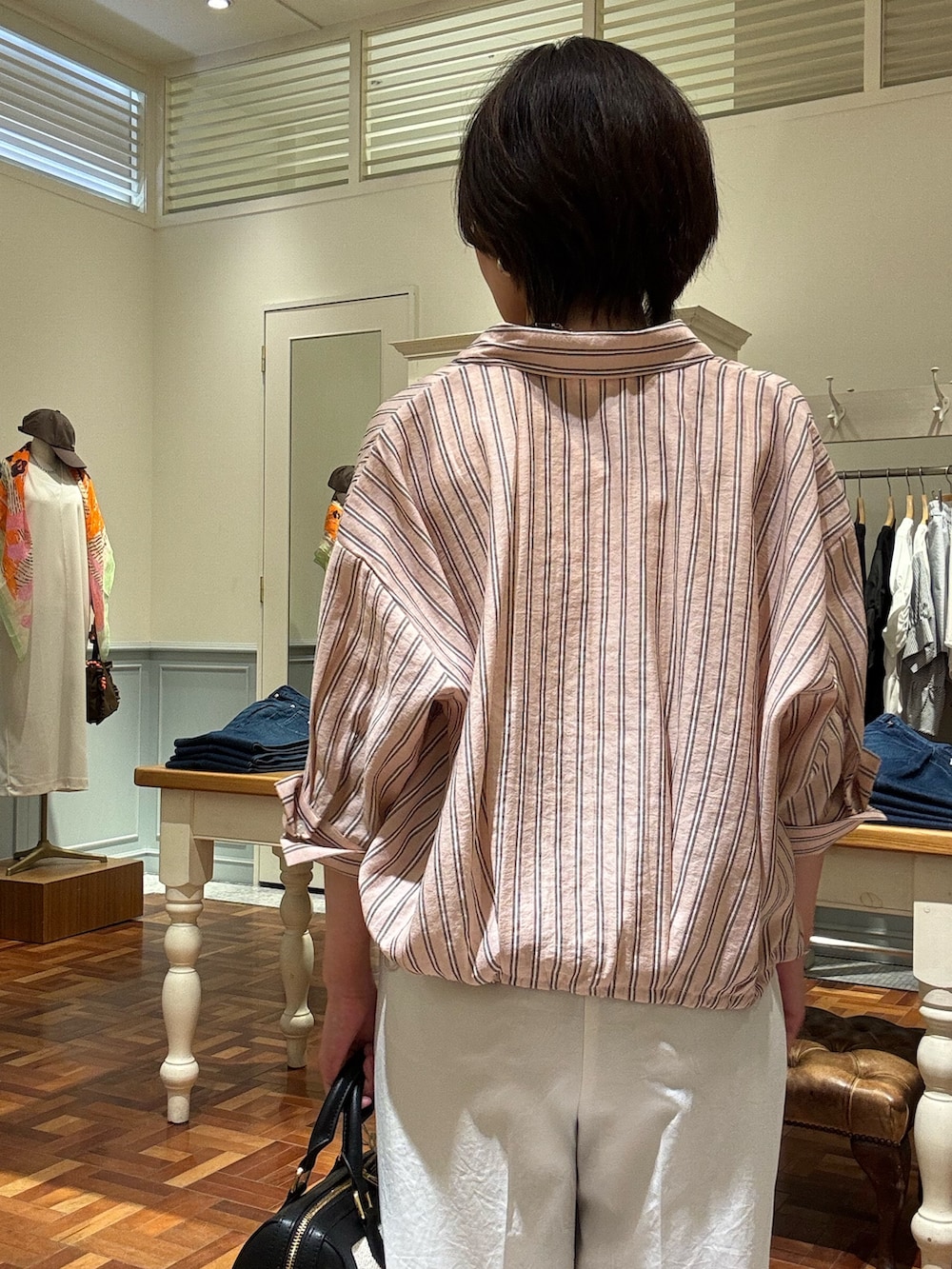 ピンク系のシャツ/ブラウス、ホワイト系のタンクトップ、ホワイト系のその他パンツを着用したレディースの春コーディネートの5枚目の写真