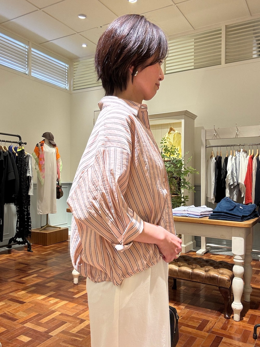 ピンク系のシャツ/ブラウス、ホワイト系のタンクトップ、ホワイト系のその他パンツを着用したレディースの春コーディネートの4枚目の写真