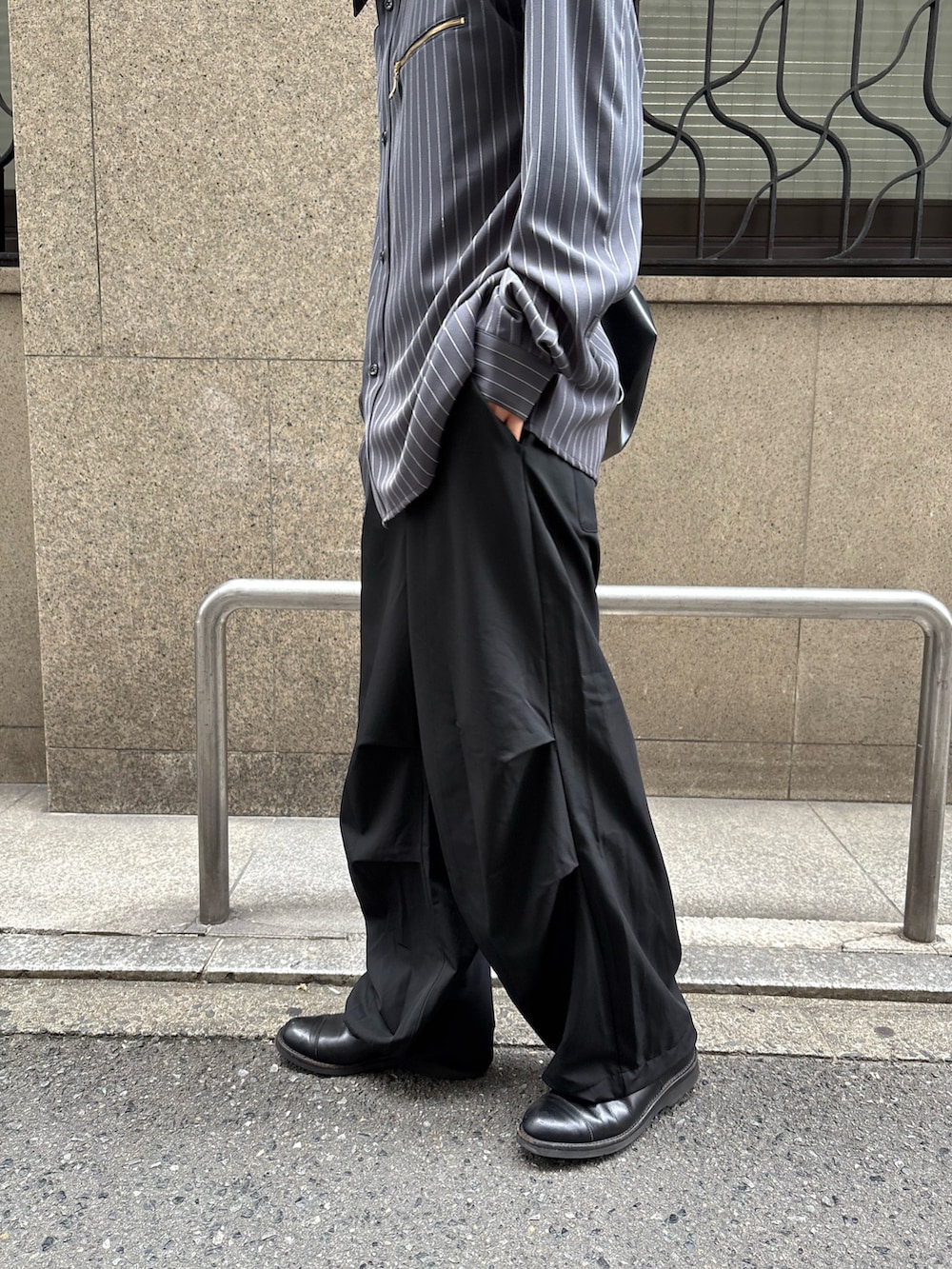 グレー系のシャツ/ブラウス、ブラック系のその他パンツ、ブラック系のショルダーバッグを着用したメンズの秋コーディネートの6枚目の写真