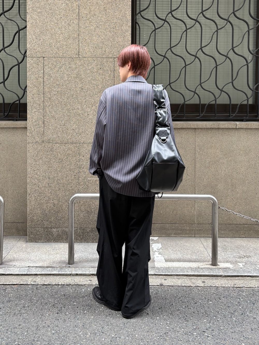 グレー系のシャツ/ブラウス、ブラック系のその他パンツ、ブラック系のショルダーバッグを着用したメンズの秋コーディネートの3枚目の写真