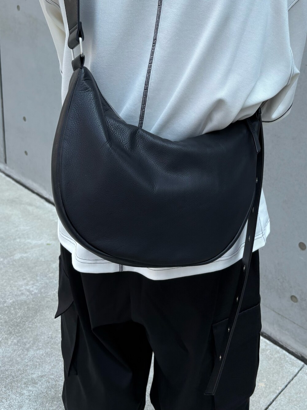 ブラック系のその他パンツ、ホワイト系のTシャツ/カットソー、シルバー系のネックレスを着用したメンズの夏コーディネートの6枚目の写真