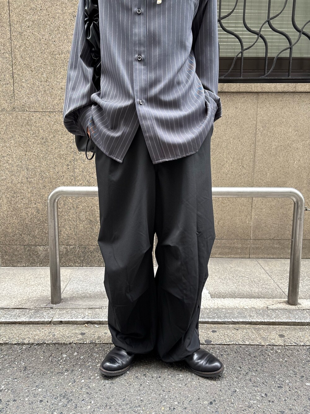 グレー系のシャツ/ブラウス、ブラック系のその他パンツ、ブラック系のショルダーバッグを着用したメンズの秋コーディネートの5枚目の写真