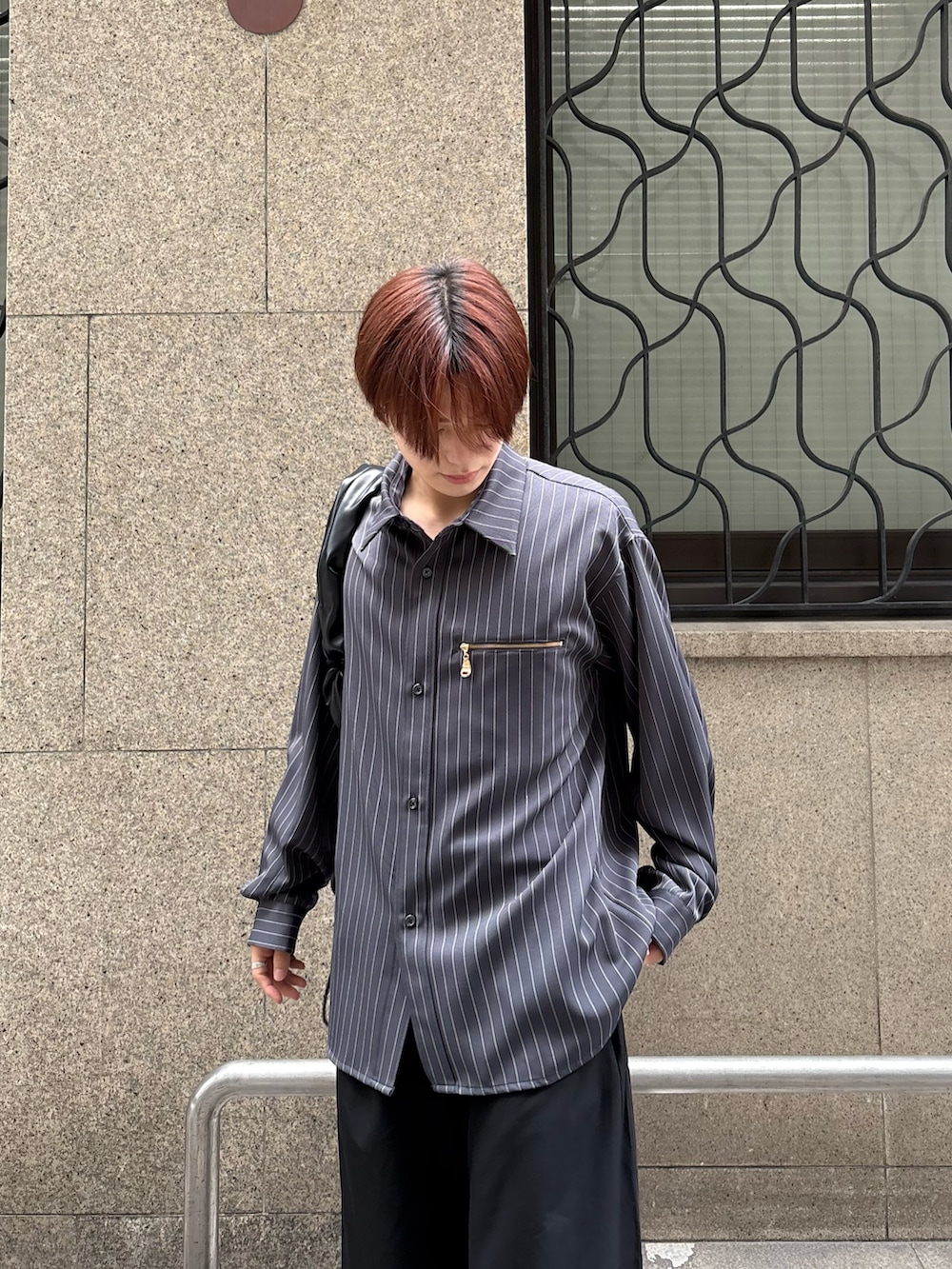 グレー系のシャツ/ブラウス、ブラック系のその他パンツ、ブラック系のショルダーバッグを着用したメンズの秋コーディネートの2枚目の写真