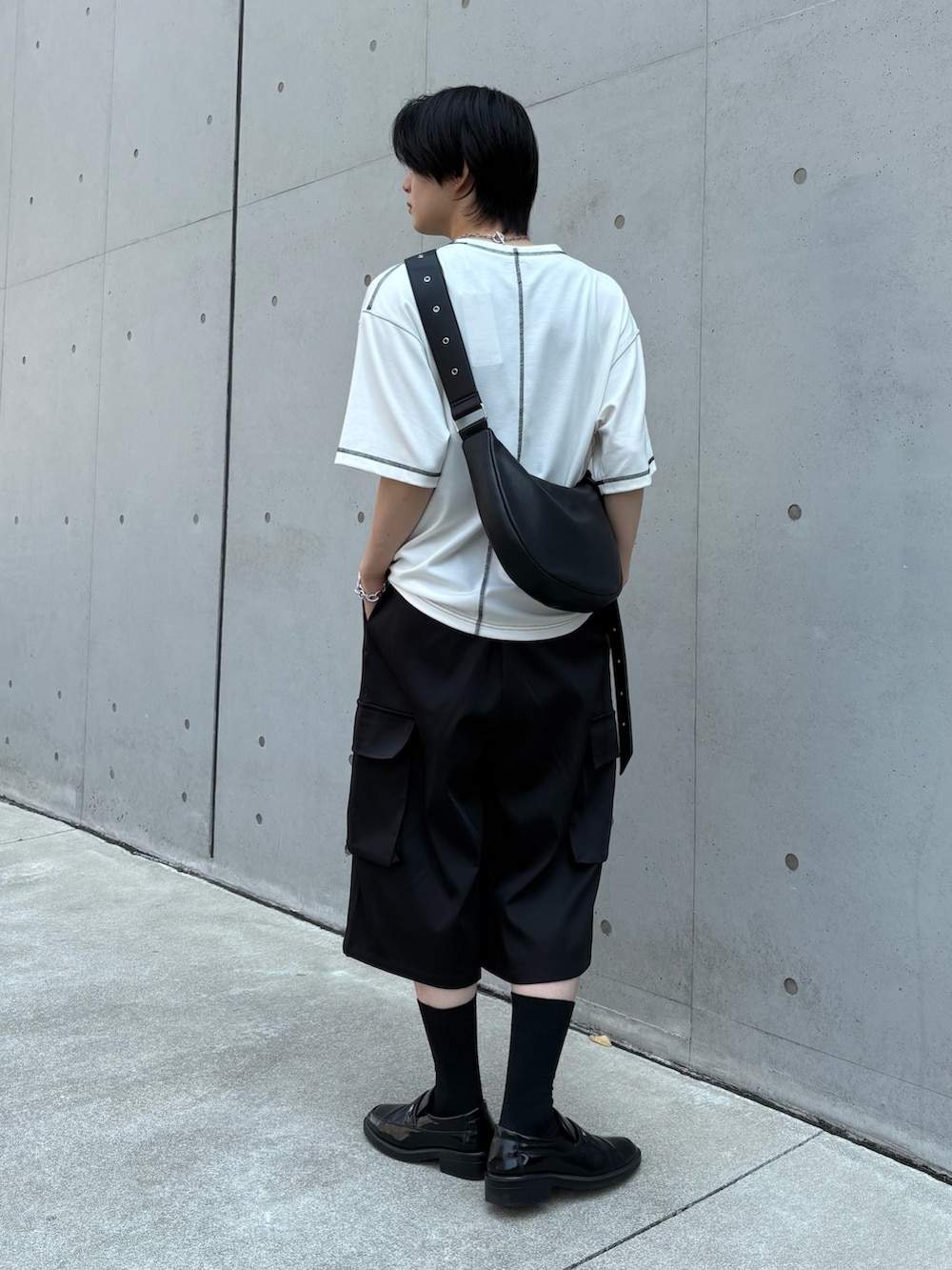 ブラック系のその他パンツ、ホワイト系のTシャツ/カットソー、シルバー系のネックレスを着用したメンズの夏コーディネートの4枚目の写真