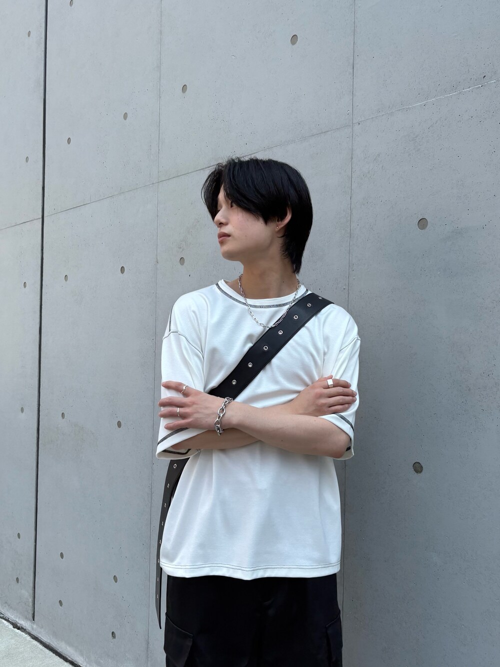 ブラック系のその他パンツ、ホワイト系のTシャツ/カットソー、シルバー系のネックレスを着用したメンズの夏コーディネートの3枚目の写真