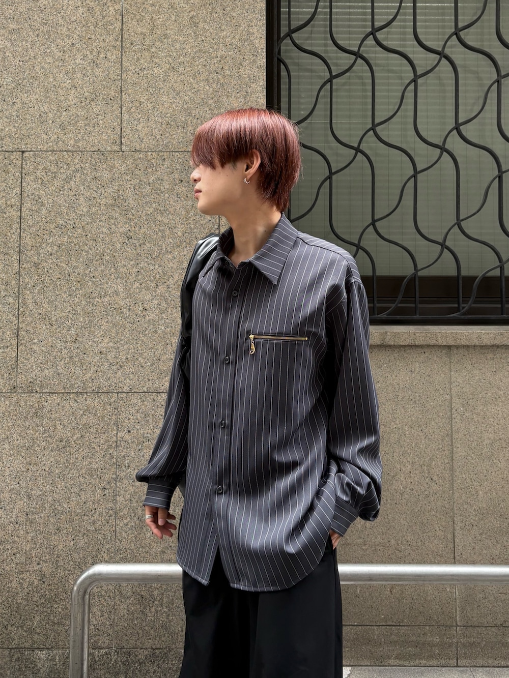 グレー系のシャツ/ブラウス、ブラック系のその他パンツ、ブラック系のショルダーバッグを着用したメンズの秋コーディネートの4枚目の写真