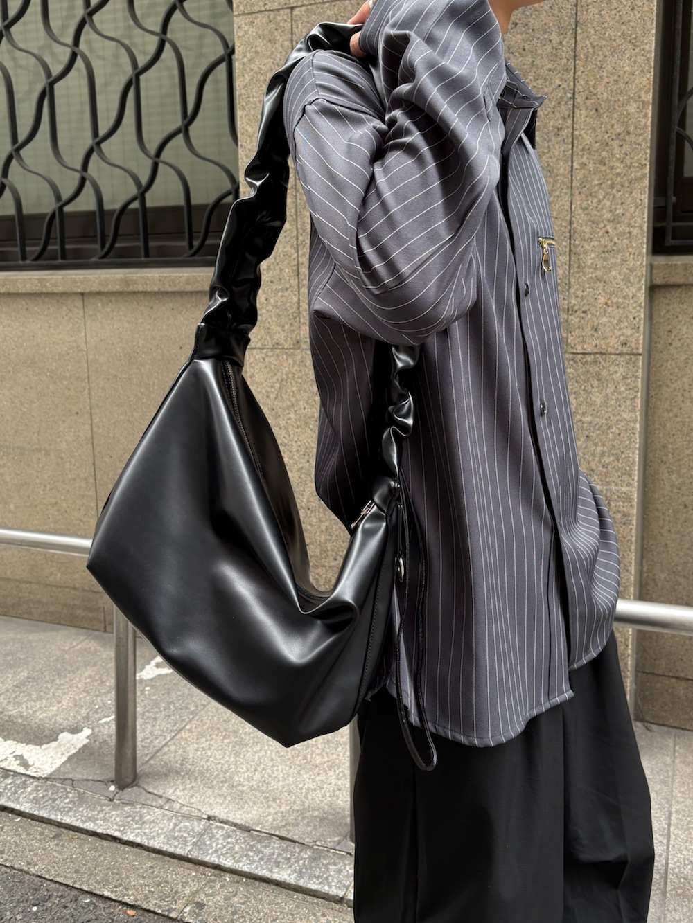 グレー系のシャツ/ブラウス、ブラック系のその他パンツ、ブラック系のショルダーバッグを着用したメンズの秋コーディネートの7枚目の写真